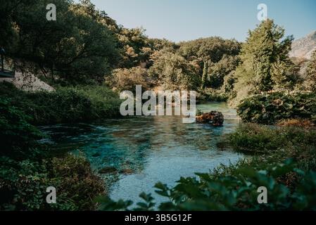 Türkisfarbenes Wasser der Blue Eye Spring in Albanien, Syri i Kaltër Stockfoto