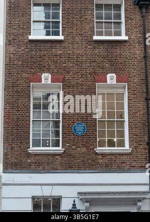 London, großbritannien. 18. April 2025: Blaue Gedenktafel zur letzten Live-Aufführung der beatles auf dem Dach der 3 savile Row in london Stockfoto