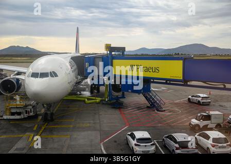 Internationaler Flughafen Athen Eleftherios Venizelos, Hauptstützpunkt von Aegean Airlines in Athen, griechischer Hauptstadt, am 27. April 2025 Stockfoto