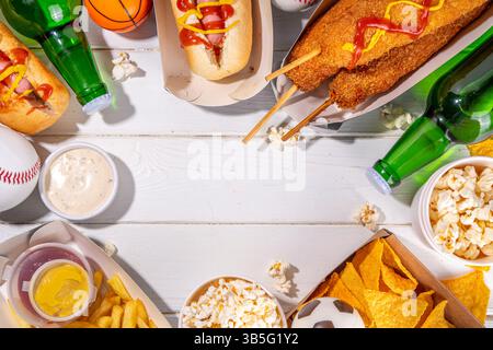 Traditionelles Sportstadionessen und Bierhintergrund, verschiedene Baseball-, Basketball-, Fußball-Fans und Stadion-Snacks, Chips, Saucen, Hot Dogs wi Stockfoto