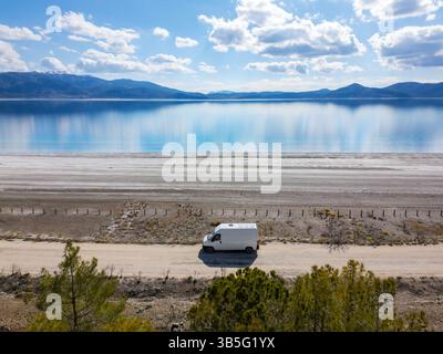 Wohnmobil parkt am türkisfarbenen Salda-See in der Türkei Stockfoto