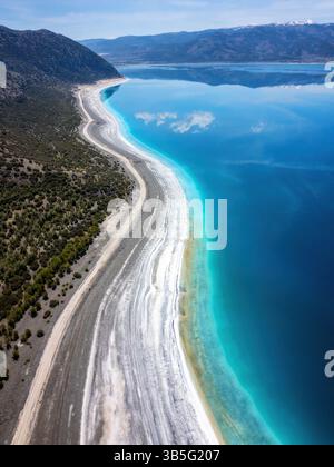 Blick von der Drohne auf den weißen Sandstrand des Lake Salda ...