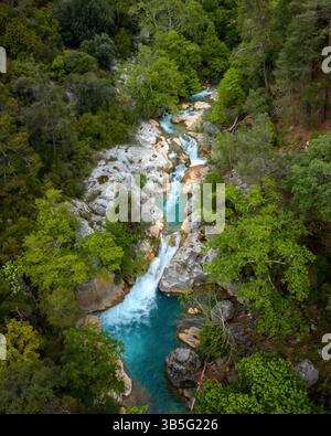Drohnenansicht des Wasserfalls im Yazili Canyon Nature Park Stockfoto