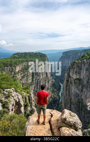 Man bewundert den atemberaubenden Blick auf den Tazi Canyon in der Türkei Stockfoto