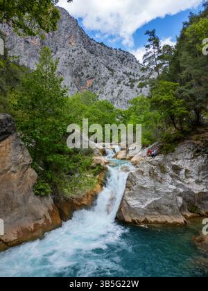 Drohnenansicht eines Paares in einem Wasserfall im Yazili Canyon Natu Stockfoto