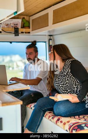 Digitales Nomadenpaar, das das Leben im Wohnmobil genießt Stockfoto