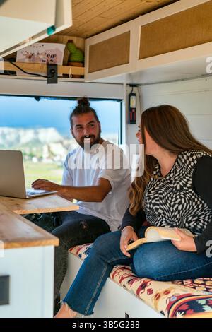 Digitales Nomadenpaar, das das Leben im Wohnmobil genießt Stockfoto