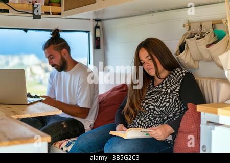 Digitales Nomadenpaar, das das Leben im Wohnmobil genießt Stockfoto