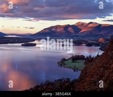 Derwent Water von Surprise View mit Blick auf Keswick und Skiddaw, Lake District National Park, Cumbria, England. Stockfoto