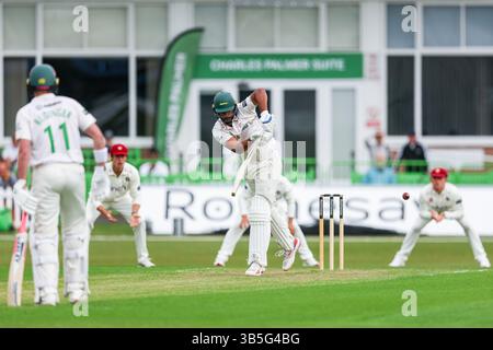 Leicester, Großbritannien. Mai 2025. #26, Rishi Patel aus Leicestershire im Einsatz mit dem Batduring des County Championship Division 2 Matches zwischen Leicestershire CCC und Northamptonshire CCC am 2. Mai 2025 im Uptonsteel County Ground, Leicester, UK. Foto: Stuart Leggett/UK Sports Pics Ltd Nur redaktionelle Verwendung, Lizenz für kommerzielle Nutzung erforderlich. Keine Verwendung bei Wetten, Spielen oder Publikationen eines einzelnen Clubs/einer Liga/eines Spielers. Quelle: UK Sports Pics Ltd/Alamy Live News Stockfoto