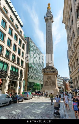 City of London, England – die 202 m hohe Säule wurde von Sir Christopher Wren und Dr. Robert Hooke entworfen und wurde zum Gedenken an den Großen Brand von 1666 und gebaut Stockfoto