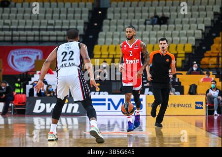 24. Februar 2022, Athen, Lombardei, Griechenland: TYLER DORSEY, #2 von Olympiacos Piräus im Spiel während der regulären Saison der Turkish Airlines EuroLeague am 24. Februar 2022 in Athen, Griechenland, zwischen Olympiacos Piräus und AX Armani Exchange Mailand im Peace and Friendship Stadium. (Bild: © Stefanos Kyriazis/ZUMA Press Wire) Stockfoto