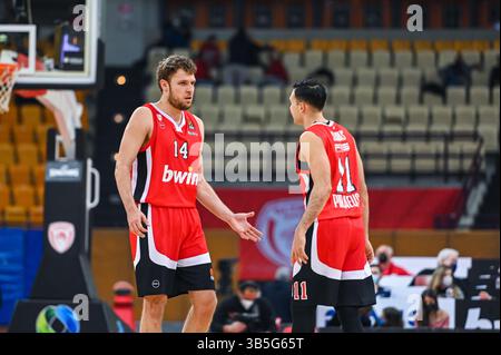25. Februar 2022, Athen, Lombardei, Griechenland: SASHA VEZENKOV, #14 von Olympiacos Piräus im Einsatz mit KOSTAS SLOUKAS, #11 während der regulären Saison der Turkish Airlines EuroLeague Runde 27 Spiel zwischen Olympiacos Piräus und AX Armani Exchange Mailand am 24. Februar 2022 in Athen, Griechenland. (Bild: © Stefanos Kyriazis/ZUMA Press Wire) Stockfoto