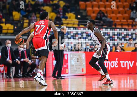 Februar 2022, Athen, Lombardei, Griechenland: SHAQUIELLE MCKISSIC, #77 von Olympiacos Piräus in Aktion während der regulären Saison der Turkish Airlines EuroLeague Spiel der 27. Runde zwischen Olympiacos Piräus und AX Armani Exchange Mailand im Peace and Friendship Stadium am 24. Februar 2022 in Athen, Griechenland. (Bild: © Stefanos Kyriazis/ZUMA Press Wire) Stockfoto