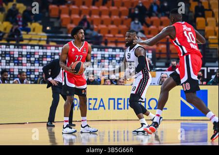 Februar 2022, Athen, Lombardei, Griechenland: SHAQUIELLE MCKISSIC, #77 von Olympiacos Piräus in Aktion während der regulären Saison der Turkish Airlines EuroLeague Spiel der 27. Runde zwischen Olympiacos Piräus und AX Armani Exchange Mailand im Peace and Friendship Stadium am 24. Februar 2022 in Athen, Griechenland. (Bild: © Stefanos Kyriazis/ZUMA Press Wire) Stockfoto