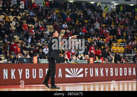 25. Februar 2022, Athen, Lombardei, Griechenland: GEORGIOS BARTZOKAS, Olympiacos Piräus Head Coach im Spiel der Turkish Airlines EuroLeague reguläre Saison Runde 27 zwischen Olympiacos Piräus und AX Armani Exchange Mailand im Peace and Friendship Stadium am 24. Februar 2022 in Athen. (Bild: © Stefanos Kyriazis/ZUMA Press Wire) Stockfoto
