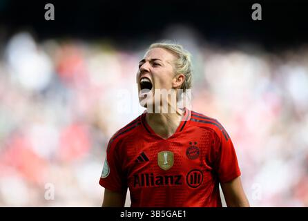 Köln, Deutschland. Mai 2025. Jubilation Carolin SIMON (M) DFB Women's Cup Finale 2025, FC Bayern München (M) - SV Werder Bremen (HB) 4:2, am 1. Mai 2025 in Köln. # DFB-Vorschriften verbieten die Verwendung von Fotos als Bildsequenzen und/oder Quasi-Video # Credit: dpa/Alamy Live News Stockfoto