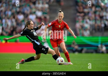 Köln, Deutschland. Mai 2025. Von links nach rechts: Maria Penner (HB), Carolin SIMON (M) in Aktion, Duelle, DFB-WM-Finale 2025, FC Bayern München (M) - SV Werder Bremen (HB) 4:2, am 1. Mai 2025 in Köln. # DFB-Vorschriften verbieten die Verwendung von Fotos als Bildsequenzen und/oder Quasi-Video # Credit: dpa/Alamy Live News Stockfoto