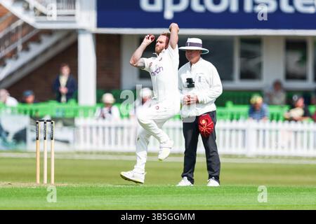 Leicester, Großbritannien. Mai 2025. #2, Luke Procter aus Northamptonshire im Actionbowling während des Spiels der County Championship Division 2 zwischen Leicestershire CCC und Northamptonshire CCC am 2. Mai 2025 im Uptonsteel County Ground, Leicester, UK. Foto: Stuart Leggett/UK Sports Pics Ltd Nur redaktionelle Verwendung, Lizenz für kommerzielle Nutzung erforderlich. Keine Verwendung bei Wetten, Spielen oder Publikationen eines einzelnen Clubs/einer Liga/eines Spielers. Quelle: UK Sports Pics Ltd/Alamy Live News Stockfoto