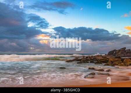 Moody Sunrise Seascape am Killcare Beach an der Central Coast von NSW, Australien. Stockfoto