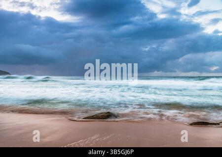 Moody Sunrise Seascape am Killcare Beach an der Central Coast von NSW, Australien. Stockfoto