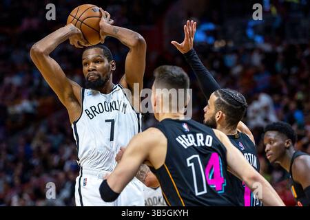 27. August 2022: Kevin Durant (2) aus Brooklyn Nets verteidigt sich im vierten Quartal in der FTX Arena am 26. März 2022 in Miami durch Caleb Martin (16). (Foto: © Daniel A. Varela/Miami Herald via ZUMA Press Wire) Stockfoto