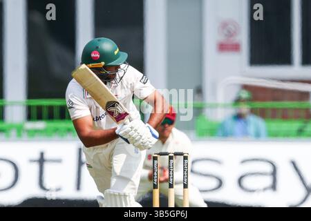 Leicester, Großbritannien. Mai 2025. #26, Rishi Patel aus Leicestershire im Kampf mit dem Fledermaus während des Spiels der County Championship Division 2 zwischen Leicestershire CCC und Northamptonshire CCC am 2. Mai 2025 im Uptonsteel County Ground, Leicester, UK. Foto: Stuart Leggett/UK Sports Pics Ltd Nur redaktionelle Verwendung, Lizenz für kommerzielle Nutzung erforderlich. Keine Verwendung bei Wetten, Spielen oder Publikationen eines einzelnen Clubs/einer Liga/eines Spielers. Quelle: UK Sports Pics Ltd/Alamy Live News Stockfoto