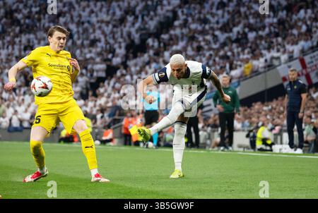 London, Großbritannien. Mai 2025. Richarlison von Tottenham Hotspur in Aktion (r). Halbfinale der UEFA Europa League, 1. Legspiel, Tottenham Hotspur gegen Bodo/Glimt im Tottenham Hotspur Stadium in London am Donnerstag, 1. Mai 2025. Dieses Bild darf nur für redaktionelle Zwecke verwendet werden. Foto nur für redaktionelle Verwendung von Sandra Mailer/Andrew Orchard Sportfotografie/Alamy Live News Credit: Andrew Orchard Sportfotografie/Alamy Live News Stockfoto