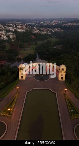 Goldener Sonnenaufgang im Tanguá Park – Drone aus der Vogelperspektive auf Curitiba Stockfoto