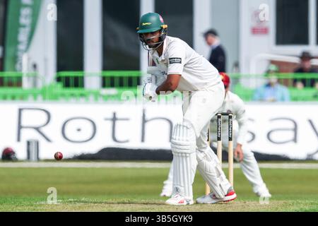 Leicester, Großbritannien. Mai 2025. #26, Rishi Patel aus Leicestershire im Kampf mit dem Fledermaus während des Spiels der County Championship Division 2 zwischen Leicestershire CCC und Northamptonshire CCC am 2. Mai 2025 im Uptonsteel County Ground, Leicester, UK. Foto: Stuart Leggett/UK Sports Pics Ltd Nur redaktionelle Verwendung, Lizenz für kommerzielle Nutzung erforderlich. Keine Verwendung bei Wetten, Spielen oder Publikationen eines einzelnen Clubs/einer Liga/eines Spielers. Quelle: UK Sports Pics Ltd/Alamy Live News Stockfoto