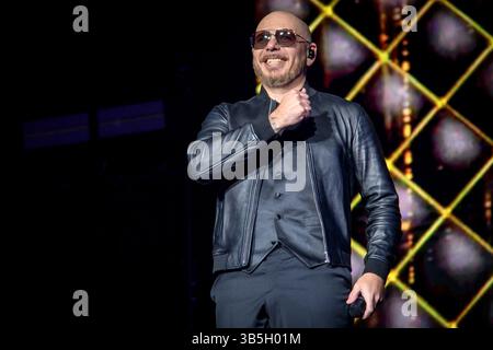 13. August 2022, Toronto, Ontario, Kanada: Der amerikanische Rapper und Sänger Armando Christian PÃ, bekannt unter seinem Künstlernamen Pitbull, tritt bei einer ausverkauften Show auf der Budweiser Stage in Toronto auf. (Credit Image: © Angel Marchini/SOPA Images via ZUMA Press Wire) Stockfoto