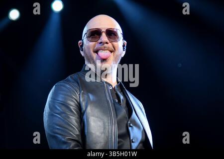13. August 2022, Toronto, Ontario, Kanada: Der amerikanische Rapper und Sänger Armando Christian PÃ, bekannt unter seinem Künstlernamen Pitbull, tritt bei einer ausverkauften Show auf der Budweiser Stage in Toronto auf. (Credit Image: © Angel Marchini/SOPA Images via ZUMA Press Wire) Stockfoto