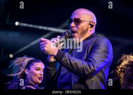 13. August 2022, Toronto, Ontario, Kanada: Der amerikanische Rapper und Sänger Armando Christian PÃ, bekannt unter seinem Künstlernamen Pitbull, tritt bei einer ausverkauften Show auf der Budweiser Stage in Toronto auf. (Credit Image: © Angel Marchini/SOPA Images via ZUMA Press Wire) Stockfoto