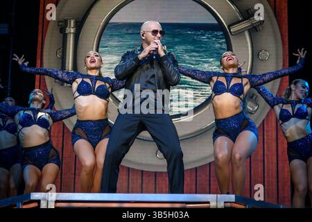 13. August 2022, Toronto, Ontario, Kanada: Der amerikanische Rapper und Sänger Armando Christian PÃ, bekannt unter seinem Künstlernamen Pitbull, tritt bei einer ausverkauften Show auf der Budweiser Stage in Toronto auf. (Credit Image: © Angel Marchini/SOPA Images via ZUMA Press Wire) Stockfoto