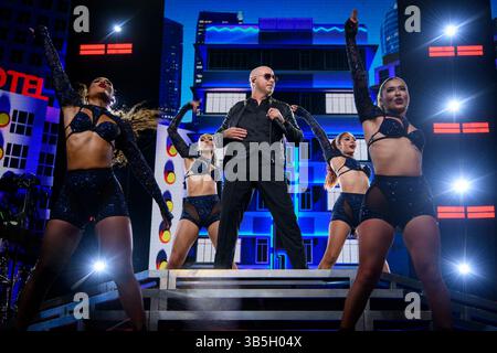 13. August 2022, Toronto, Ontario, Kanada: Der amerikanische Rapper und Sänger Armando Christian PÃ, bekannt unter seinem Künstlernamen Pitbull, tritt bei einer ausverkauften Show auf der Budweiser Stage in Toronto auf. (Credit Image: © Angel Marchini/SOPA Images via ZUMA Press Wire) Stockfoto