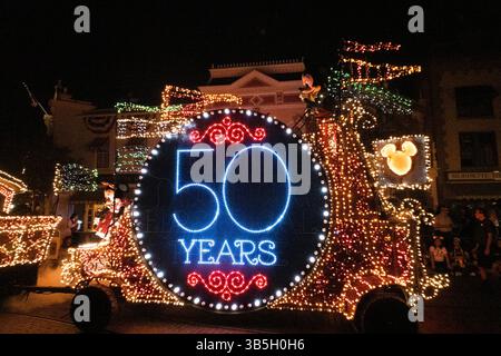 15. August 2022, Anaheim, Kalifornien, USA: Die Main Street Electrical Parade zieht am 14. August 2022 in Anaheim auf die Main Street in Disneyland. Bei der Parade werden Schwimmer und Live-Darsteller in über 600.000 elektronisch gesteuerten LED-Leuchten präsentiert. Dieses Jahr feiert sie ihr 50-jähriges Jubiläum. (Bild: © Bryan Smith/ZUMA Press Wire) Stockfoto