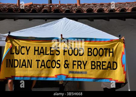13. August 2022, San Juan Capistrano, Kalifornien, USA: Lucy Hales Stand verkaufte Tacos und köstliches indisches Bratbrot während der Juaneno Band of Mission Indians POW WOW. Mitglieder verschiedener Stammesstaaten in Südkalifornien schlossen sich der Juaneno Band of Mission Indians an, um einen Tag mit gemeinsamen Feierlichkeiten in Gebeten, Tanz, Essen, Geschichten und kulturellen Gebräuchen zu feiern. Das Pow Wow wurde auf dem Gelände des Blas Aguilar Adobe Building und des Acjacheman Nation Museum abgehalten, eines der ältesten Häuser in San Juan Capistrano aus den späten 1700er Jahren (Kreditbild: © John Collett/ZUMA Press Stockfoto