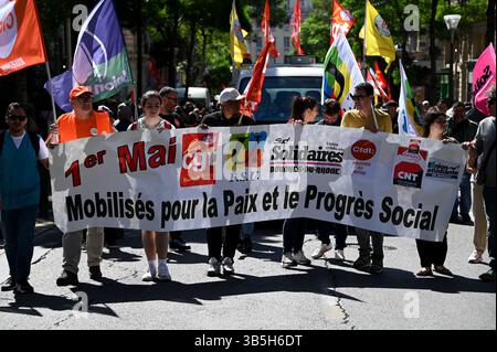 Marseille, Frankreich. Mai 2025. Die Demonstranten halten ein Banner mit der Aufschrift „1. Mai“ und „Mobilisiert für Frieden und sozialen Fortschritt“. Tausende von Demonstranten nehmen an der jährlichen Feierlichkeiten zum Tag der Arbeit (Mai) Teil, die den internationalen Tag der Arbeiter markieren. Quelle: SOPA Images Limited/Alamy Live News Stockfoto