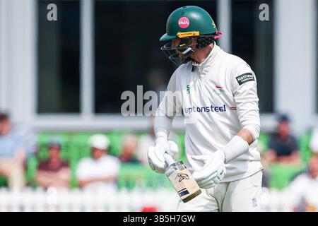 Leicester, Großbritannien. Mai 2025. #54, Peter Handscomb aus Leicestershire am 2. Mai 2025 im Uptonsteel County Ground, Leicester, UK, beim Spiel der County Championship Division 2 zwischen Leicestershire CCC und Northamptonshire CCC. Foto: Stuart Leggett/UK Sports Pics Ltd Nur redaktionelle Verwendung, Lizenz für kommerzielle Nutzung erforderlich. Keine Verwendung bei Wetten, Spielen oder Publikationen eines einzelnen Clubs/einer Liga/eines Spielers. Quelle: UK Sports Pics Ltd/Alamy Live News Stockfoto