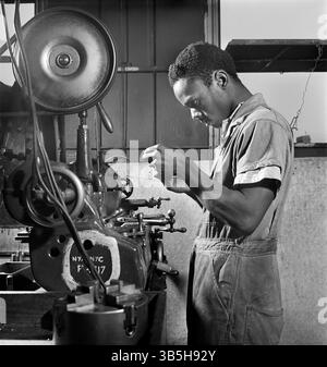 16. Juli 2013, Brooklyn, New York, USA: Junger erwachsener Mann, der eine Ausbildung zum Revolverdreher erhält, Arbeitszentrum der National Youth Administration (NYA), Brooklyn, New York, USA, Fritz Henle, Information des US-Kriegsministeriums/USA Farm Security Administration, August 1942 (Kreditbild: © JT Vintage/Glasshouse Via ZUMA Press Wire) Stockfoto