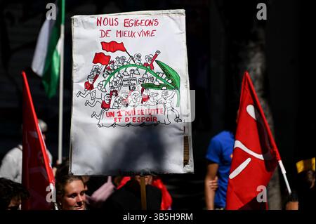 Marseille, Frankreich. Mai 2025. Ein Demonstrant hält ein Plakat mit der Aufschrift „Wir fordern ein besseres Leben“ und „Ein 1. Mai des Kampfes und der Hoffnung“. Tausende von Demonstranten nehmen an der jährlichen Feierlichkeiten zum Tag der Arbeit (Mai) Teil, die den internationalen Tag der Arbeiter markieren. (Foto: Gerard Bottino/SOPA Images/SIPA USA) Credit: SIPA USA/Alamy Live News Stockfoto