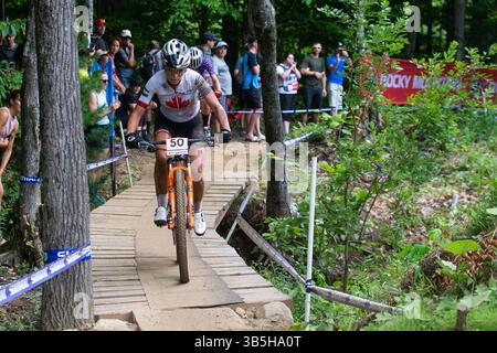 7. August 2022: Emily Batty aus Kanada (50) fährt beim Olympischen Langlaufrennen in WomenÃs während des Mercedes-Benz UCI Mountain Bike World Cup 2022 in Mont-Sainte-Anne in Beaupre, Quebec, Kanada. Daniel Lea/CSM (Kreditbild: © Daniel Lea/CSM via ZUMA Press Wire) Stockfoto