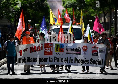 Marseille, Frankreich. Mai 2025. Die Demonstranten halten ein Banner mit der Aufschrift „1. Mai“ und „Mobilisiert für Frieden und sozialen Fortschritt“. Tausende von Demonstranten nehmen an der jährlichen Feierlichkeiten zum Tag der Arbeit (Mai) Teil, die den internationalen Tag der Arbeiter markieren. (Foto: Gerard Bottino/SOPA Images/SIPA USA) Credit: SIPA USA/Alamy Live News Stockfoto