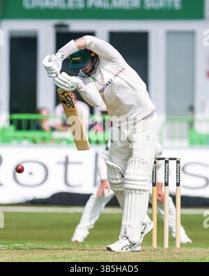 Leicester, Großbritannien. Mai 2025. #54, Peter Handscomb aus Leicestershire im Kampf mit dem Fledermaus während des Spiels der County Championship Division 2 zwischen Leicestershire CCC und Northamptonshire CCC am 2. Mai 2025 im Uptonsteel County Ground, Leicester, UK. Foto: Stuart Leggett/UK Sports Pics Ltd Nur redaktionelle Verwendung, Lizenz für kommerzielle Nutzung erforderlich. Keine Verwendung bei Wetten, Spielen oder Publikationen eines einzelnen Clubs/einer Liga/eines Spielers. Quelle: UK Sports Pics Ltd/Alamy Live News Stockfoto