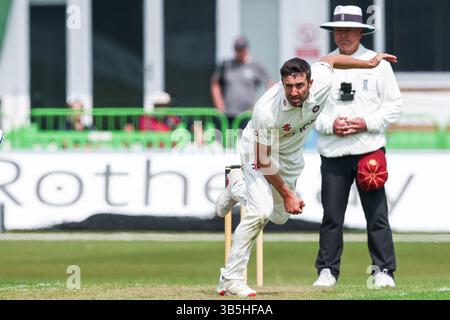 Leicester, Großbritannien. Mai 2025. #26, Ben Sanderson aus Northamptonshire im Actionbowling während des Spiels der County Championship Division 2 zwischen Leicestershire CCC und Northamptonshire CCC am 2. Mai 2025 im Uptonsteel County Ground, Leicester, UK. Foto: Stuart Leggett/UK Sports Pics Ltd Nur redaktionelle Verwendung, Lizenz für kommerzielle Nutzung erforderlich. Keine Verwendung bei Wetten, Spielen oder Publikationen eines einzelnen Clubs/einer Liga/eines Spielers. Quelle: UK Sports Pics Ltd/Alamy Live News Stockfoto