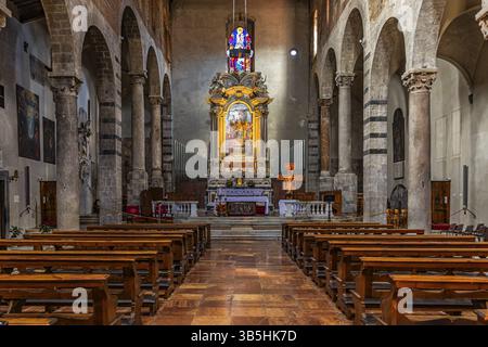 Altar und Innenraum der Kirche San Michele in Borgo, Pisa, Toskana, Italien, Europa Stockfoto