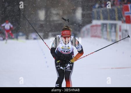 Selina Grotian (SC Mittenwald/GER) überquert die Ziellinie im Sprint bei den IBU Biathlon Weltmeisterschaften Lenzerheide 2025, Lenzerheide, Switz Stockfoto