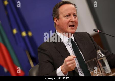 Sofia, Bulgarien - 14. Februar 2024: Britischer Außenminister David Cameron spricht nach seinem Treffen mit dem bulgarischen Premierminister vor den Medien Stockfoto
