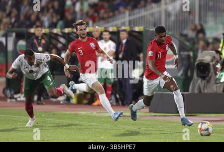 Sofia, Bulgarien - 14. Oktober 2019: Marcus Rashford (R) und Ben Chilwell (C) sind in Aktion gegen Bulgarische Fußballspieler während Bulgarien vs En gesehen Stockfoto