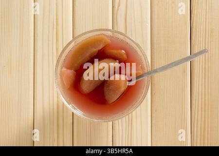 Kompott aus getrockneten Apfel in die Schüssel auf einem Holztisch Stockfoto